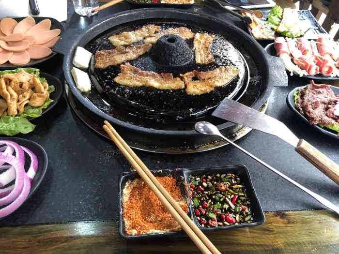 萱记川式铁盘烤肉(静安路店)-"服务还不错,这家店在静安路的巷子里,是