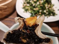 咸蛋黄乌米烧麦-佬泰丰斋· 乌镇茶食餐厅