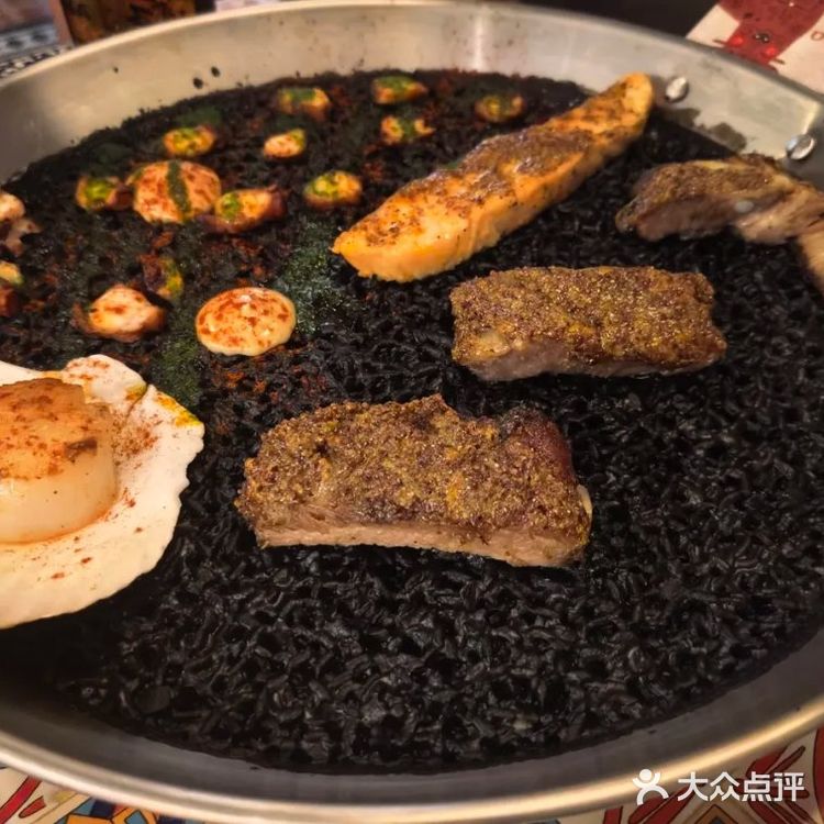 夜晚的烛光与美味佳肴