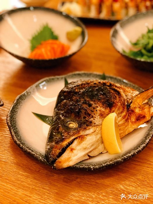 旬和席日本时尚料理さわとしゅんわせき(世纪都会店)盐烤三文鱼头图片