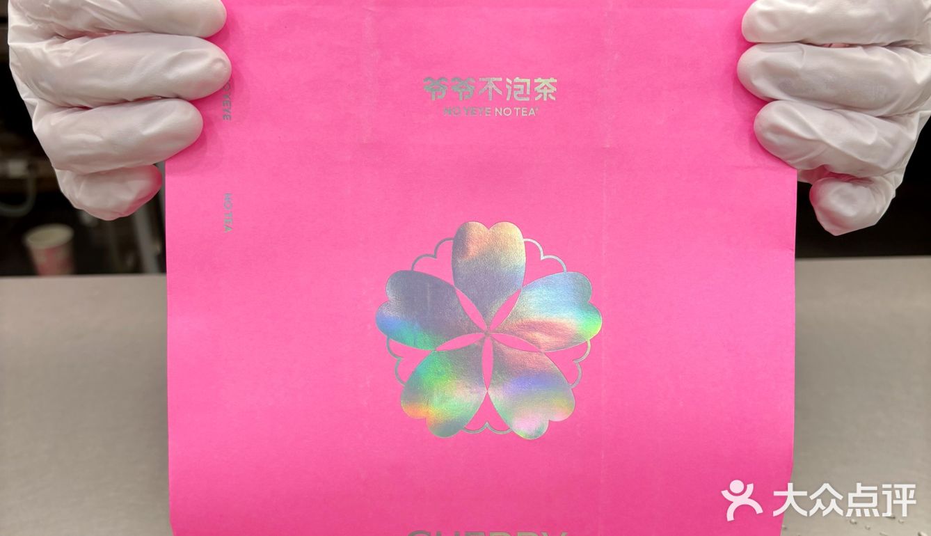 被粉嫩的樱花🌸包围，一口下去春天的味道💕