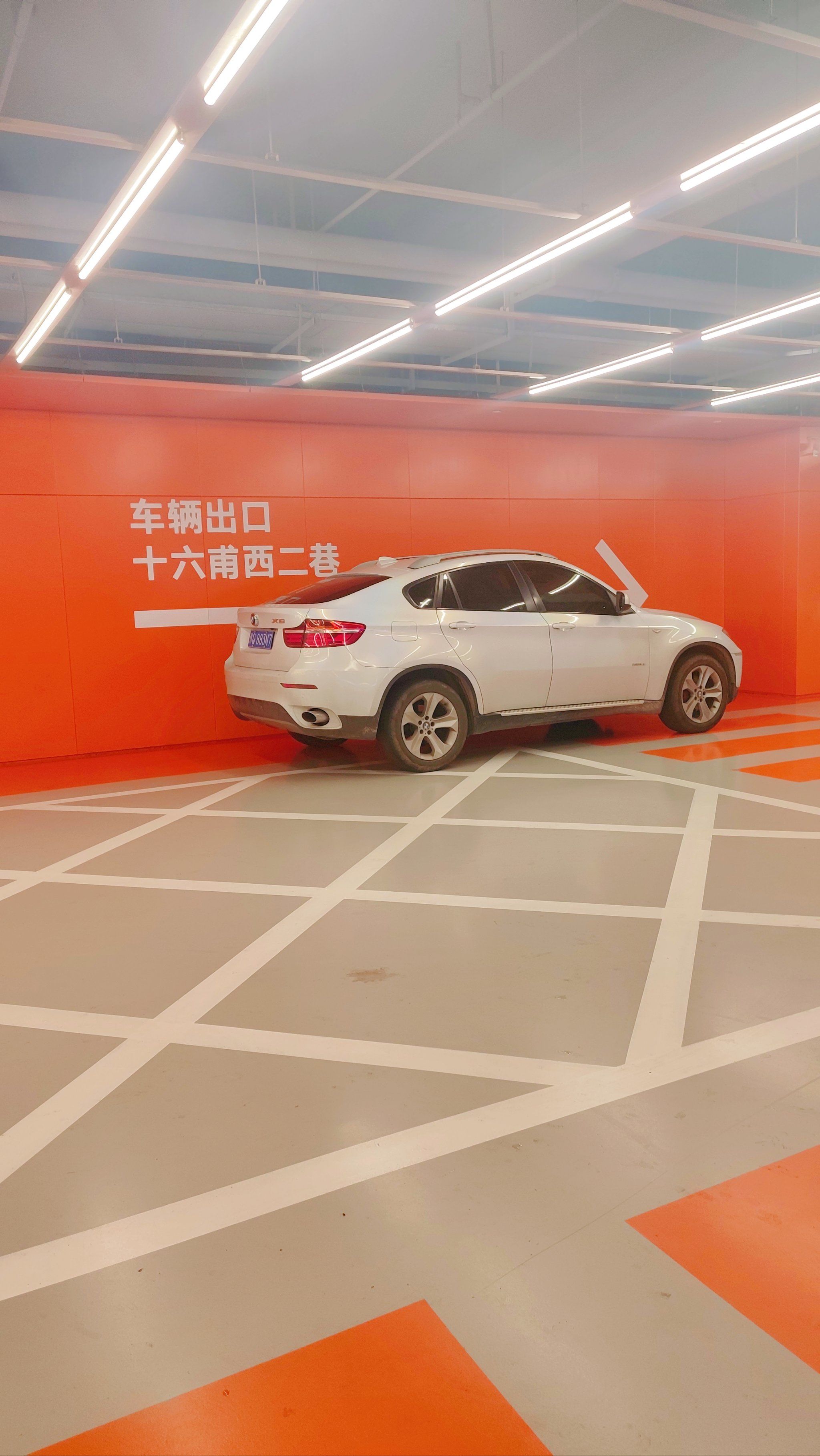 重新升级的金声电影院 停车场也升级