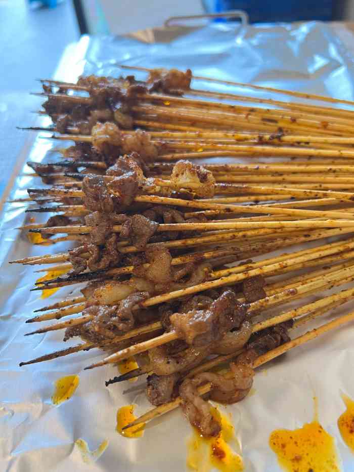 这家的烧烤的半壮牛肉和生拌牛肉真的可以说是味道很不错值得去试一试
