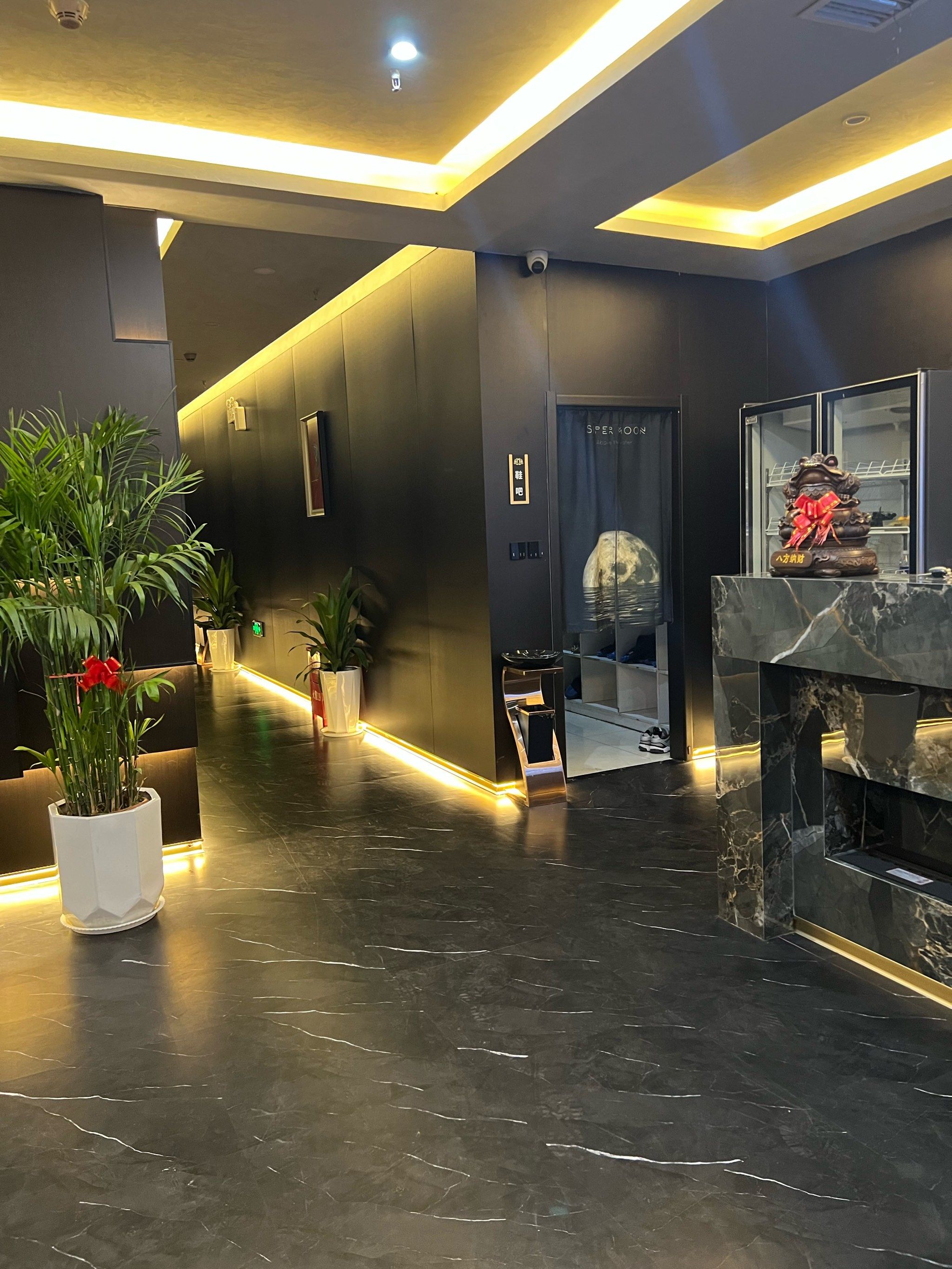 这是一家非常棒的足疗店,服务和环境都是一