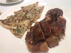 飘香樟茶鸭配黄金饼-上海小南国(金桥国际广场店)