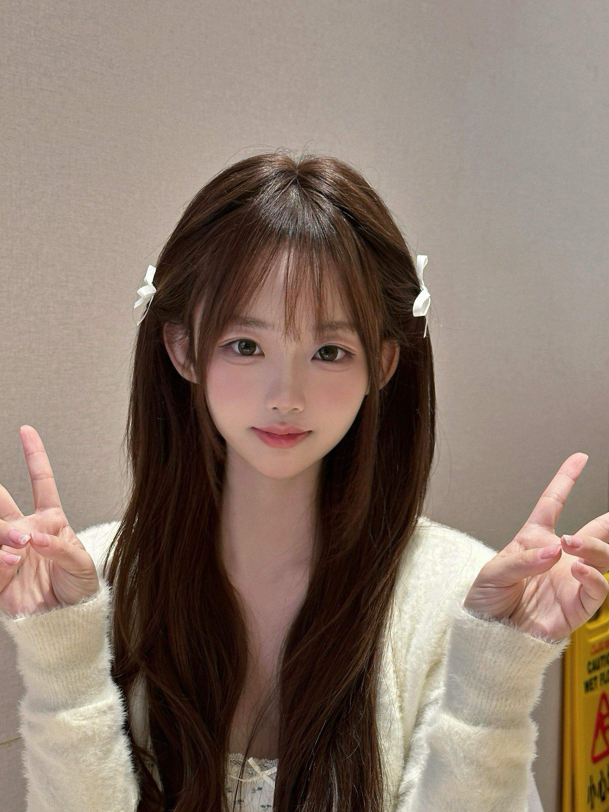 一眼望过去妥妥的温柔小女生一枚,室内室外都很漂亮