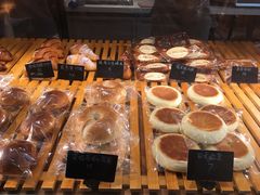 红豆碱水面包-天井·丑面包搭咖啡