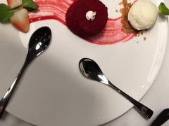 红丝绒蛋糕配冰淇淋-佐度王子扒房(天鹅湖店)