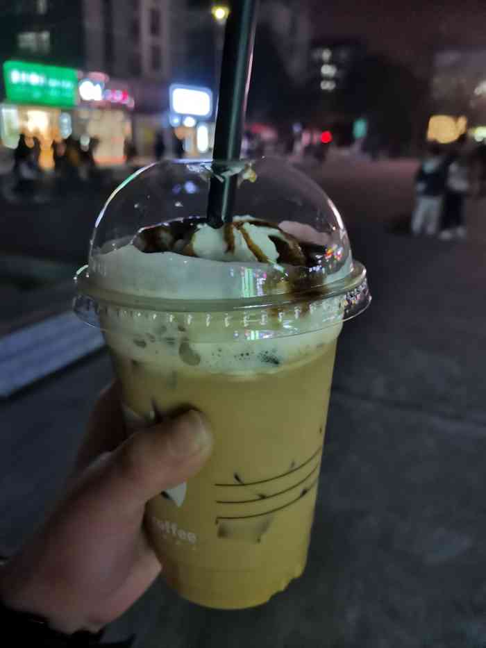 走在路上发现大家都端着瑞幸才发现开到学校里面来了第一杯后面又送了