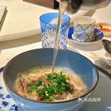 外皮酥脆到掉渣，里面的叉烧肉香嫩，配上酸姜独特的味道