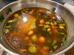 往蘸料里加汤-鸿顺老铁锅美蛙鱼府(解放碑店)