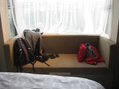 昆明天鸿大酒店客房窗前的沙发-云南职工之家