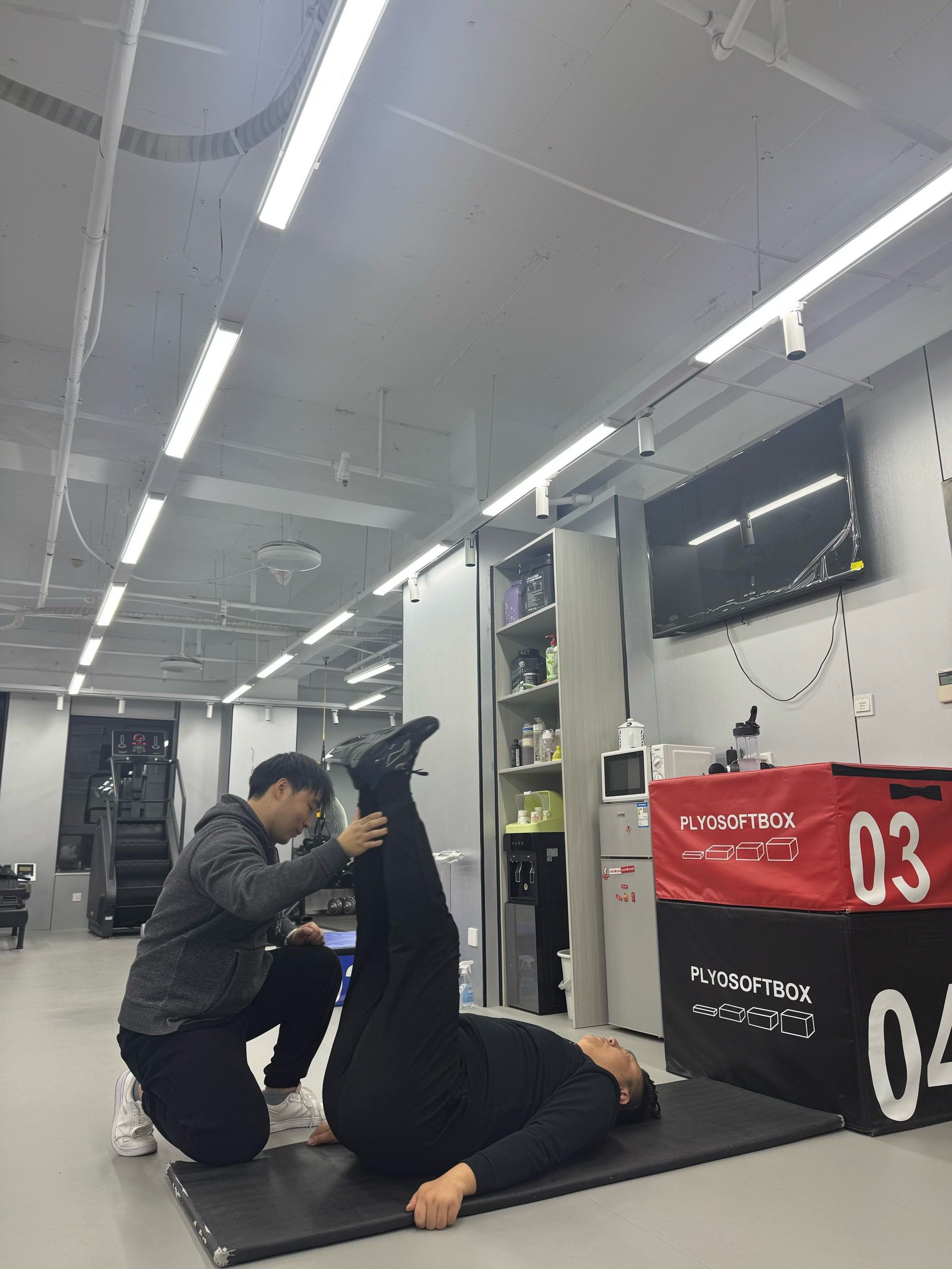 肌肉发展与力量腹肌包括腹直肌腹外斜肌腹内斜肌和腹横肌它们