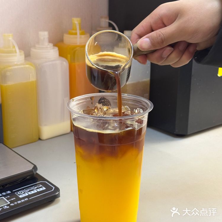 坠爱喝的就是他家的菠萝美式 1l装超大杯!喝起来巨过瘾