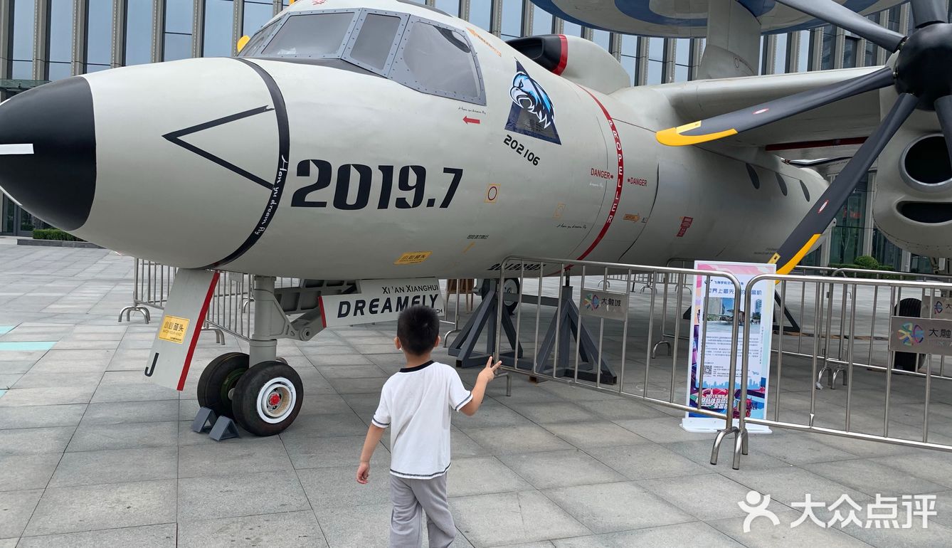 大融城航天展，孩子可以体验开飞机的感觉