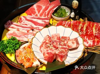 会有小姐姐全程烤肉 还送了我们好多好多生菜和辣白菜