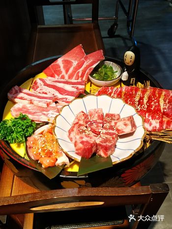 会有小姐姐全程烤肉 还送了我们好多好多生菜和辣白菜