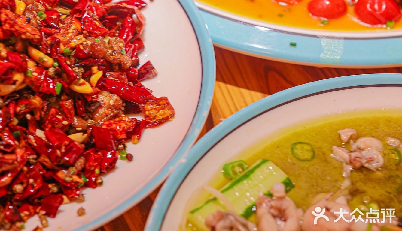 南京这家泡椒牛蛙饭巨巨巨好吃阿，说好晚上不吃饭的呢😭