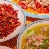 南京这家泡椒牛蛙饭巨巨巨好吃阿，说好晚上不吃饭的呢😭