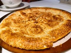 刚出炉的烤馕-西域阿里马新疆菜·清真(桂花路店)