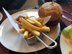 鸡排汉堡配香脆薯条-WOLFGANG PUCK KITCHEN & BAR(迪士尼小镇店)