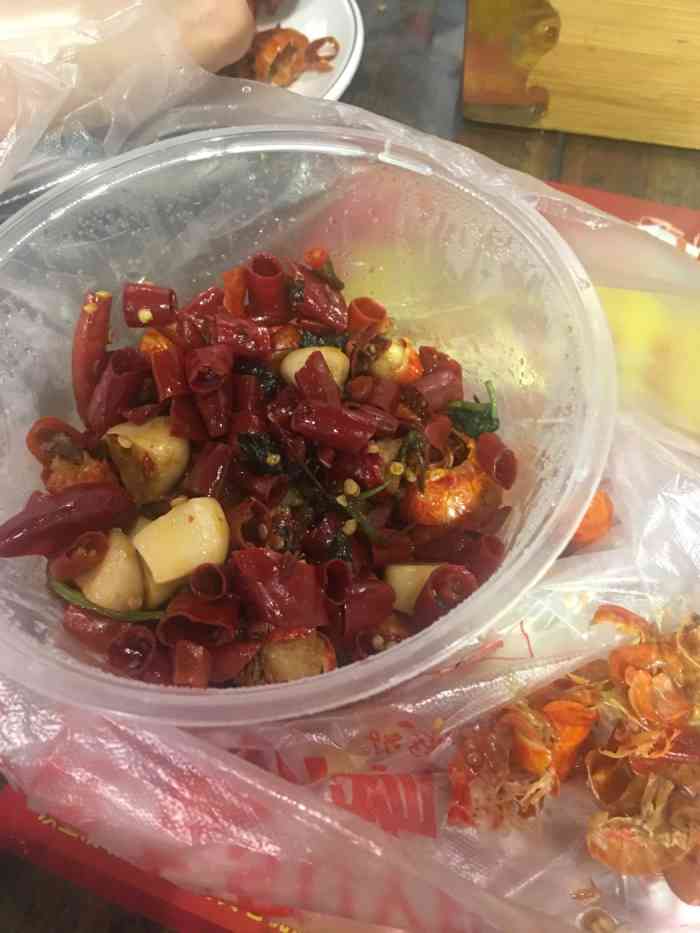 打分 环境不好,室内不禁烟,所以打包了一份虾尾到别的店吃.