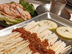 -山野的朋友露营炭火烤肉