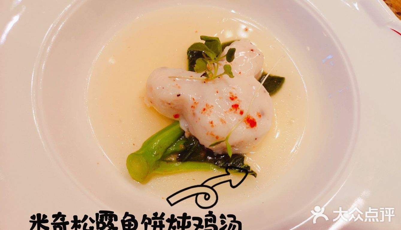 不用去迪士尼乐园排队就能和米奇米妮合影又抱抱