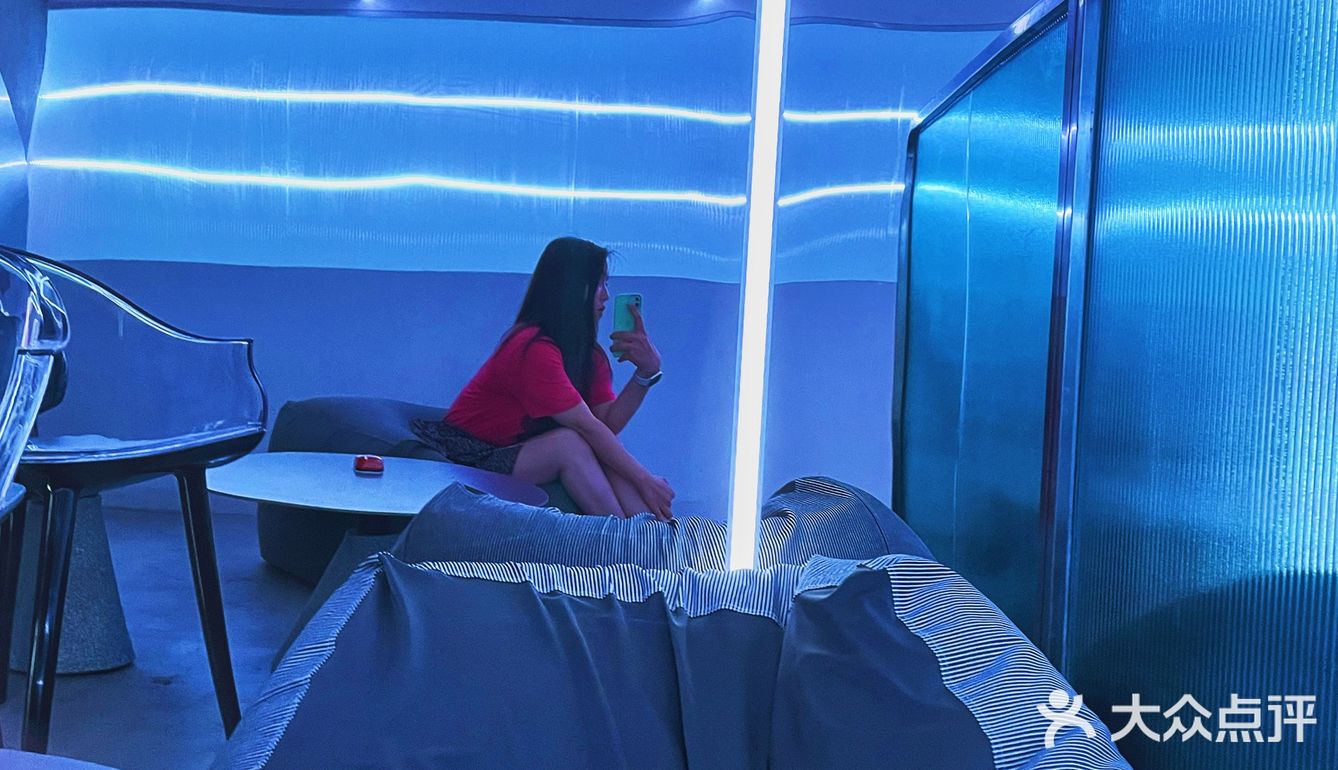 天津·酒咖｜超现代的酒吧咖啡店赛博朋克风格