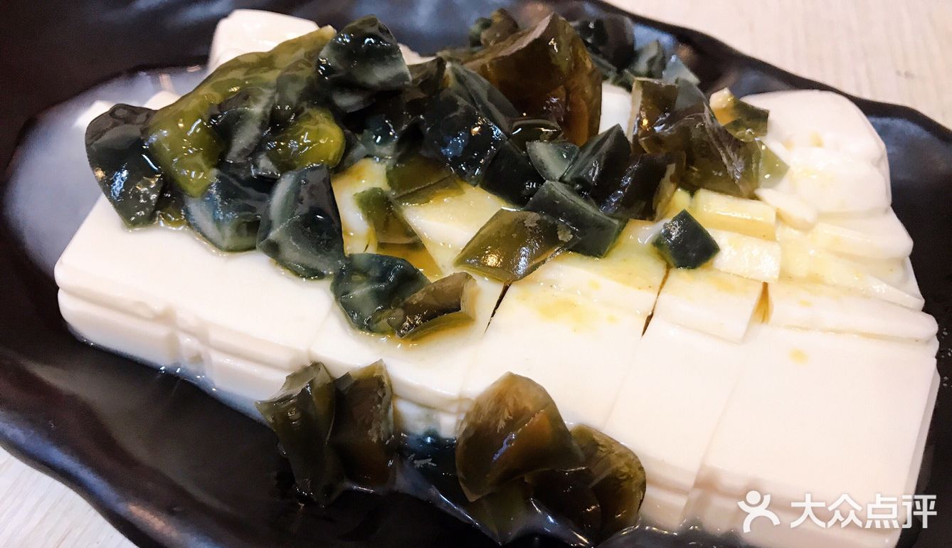 夏日初尝砂锅烤串，秘制烤鸡腿肉果然甜美配酒