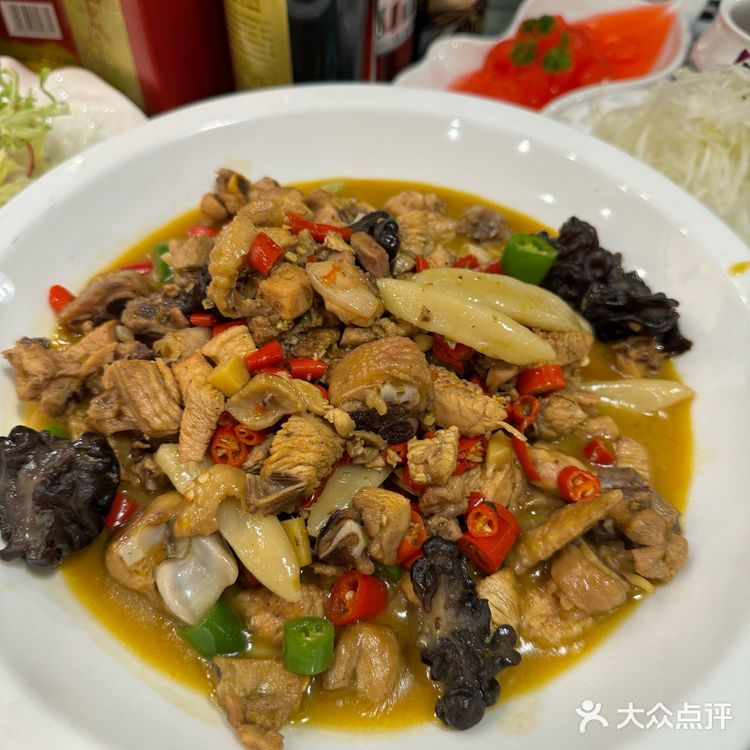 吃个饭还能看新疆小姐姐跳舞，这牌面十足‼️