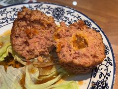 鸭蛋黄狮子头-春水锅贴·传统鲁菜(大明湖店)