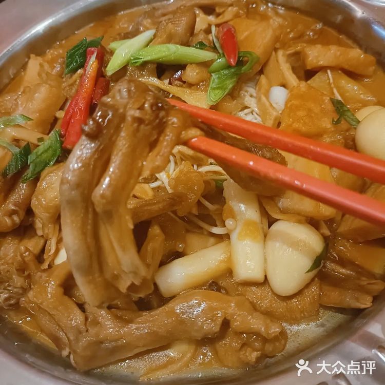 胖哥俩肉蟹煲家上新品啦~鸭掌煲，哇，很软糯脱骨