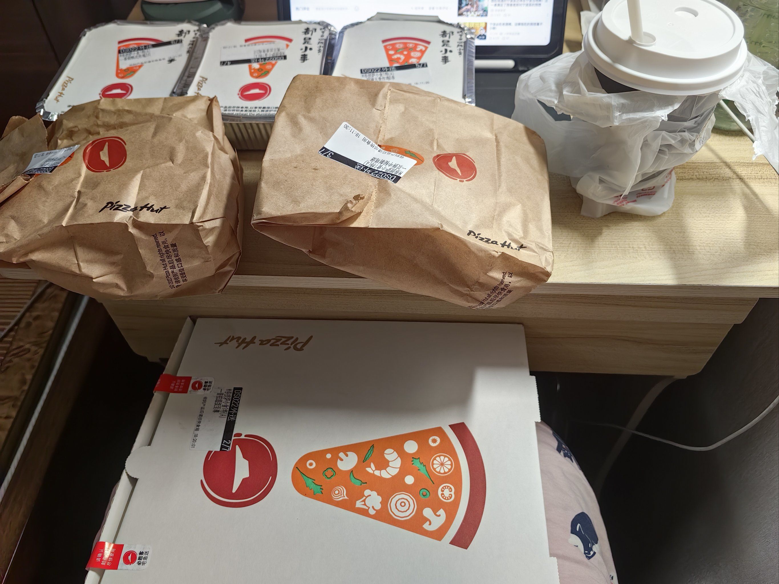 买了券,还要三块小食包装费,呃
第一次点外卖,第二次吃必胜客,价是