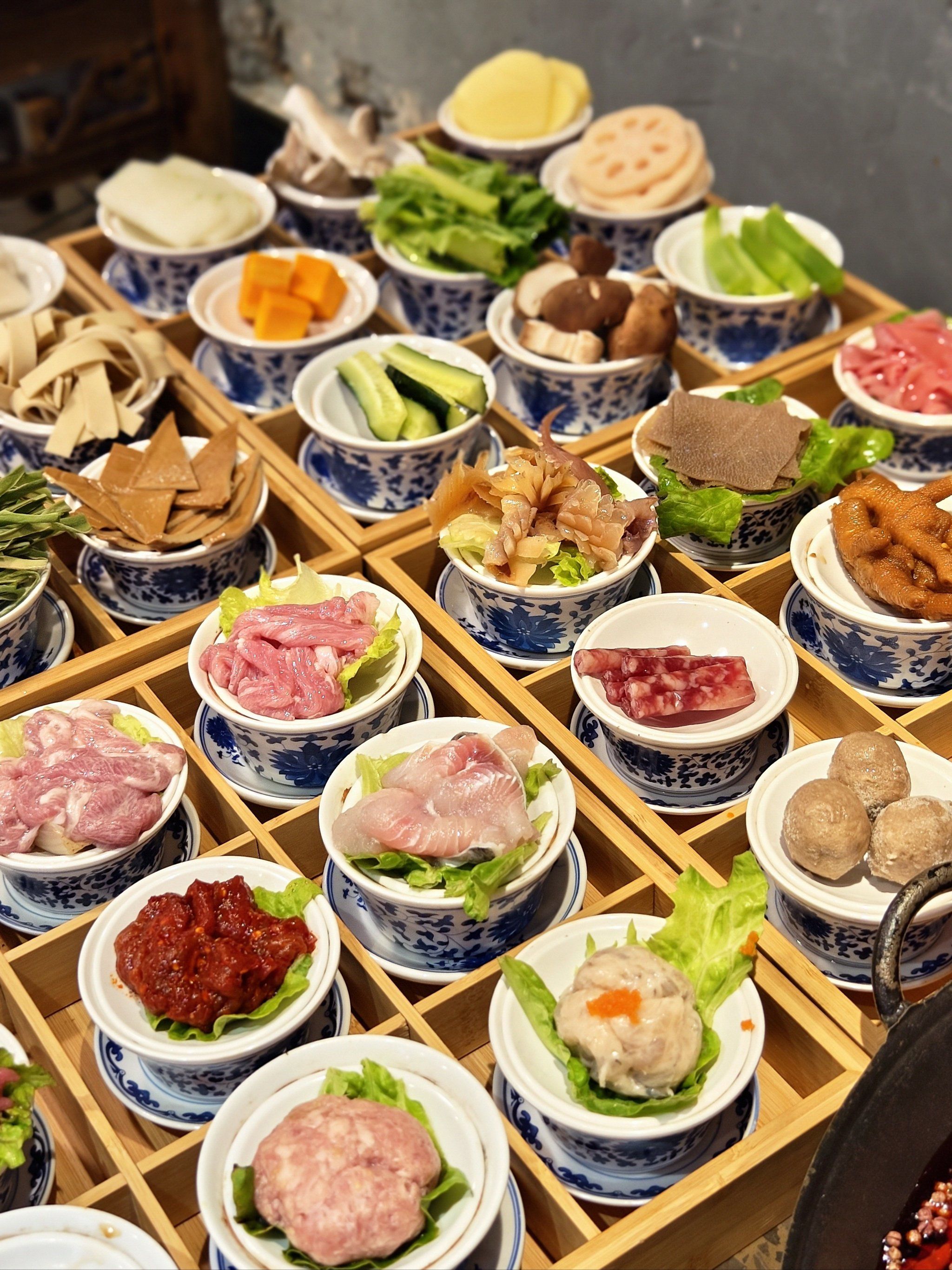 被36碗盖碗菜火锅拿捏了!
