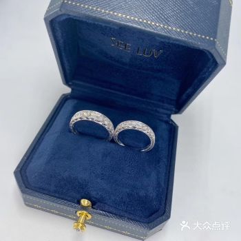 结婚对戒贵是幸福的见证，具有相同设计的对戒象征着爱情