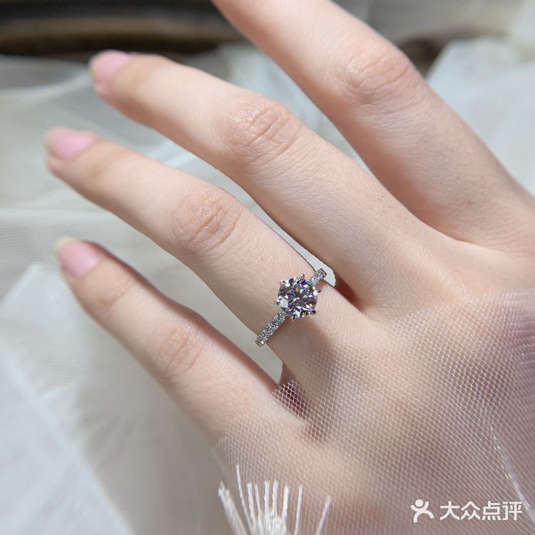 一直想买一款钻戒给自己～今天终于到手啦[加油]真的好开心[加油]
