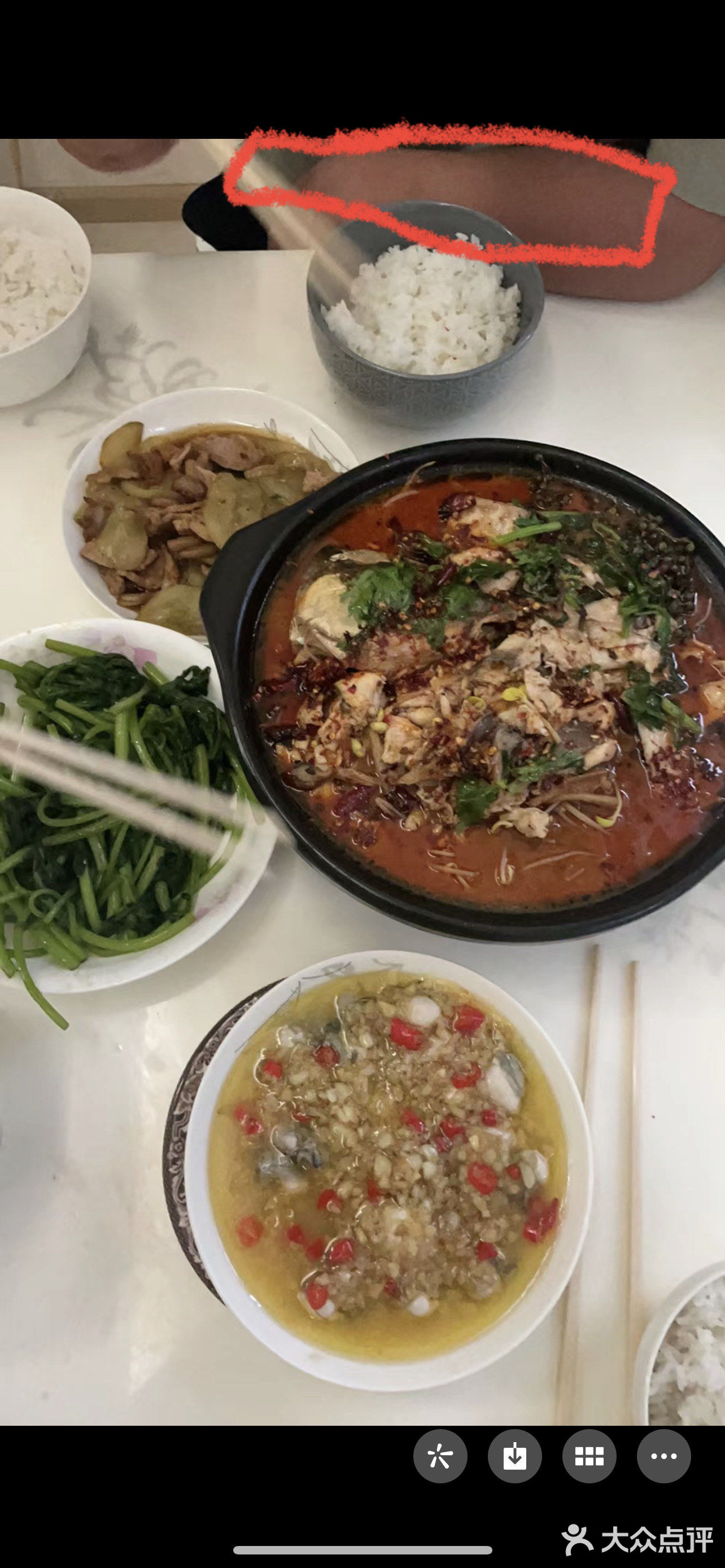 一群人胡吃海喝也罢，食物填饱了肚皮