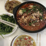 一群人胡吃海喝也罢，食物填饱了肚皮