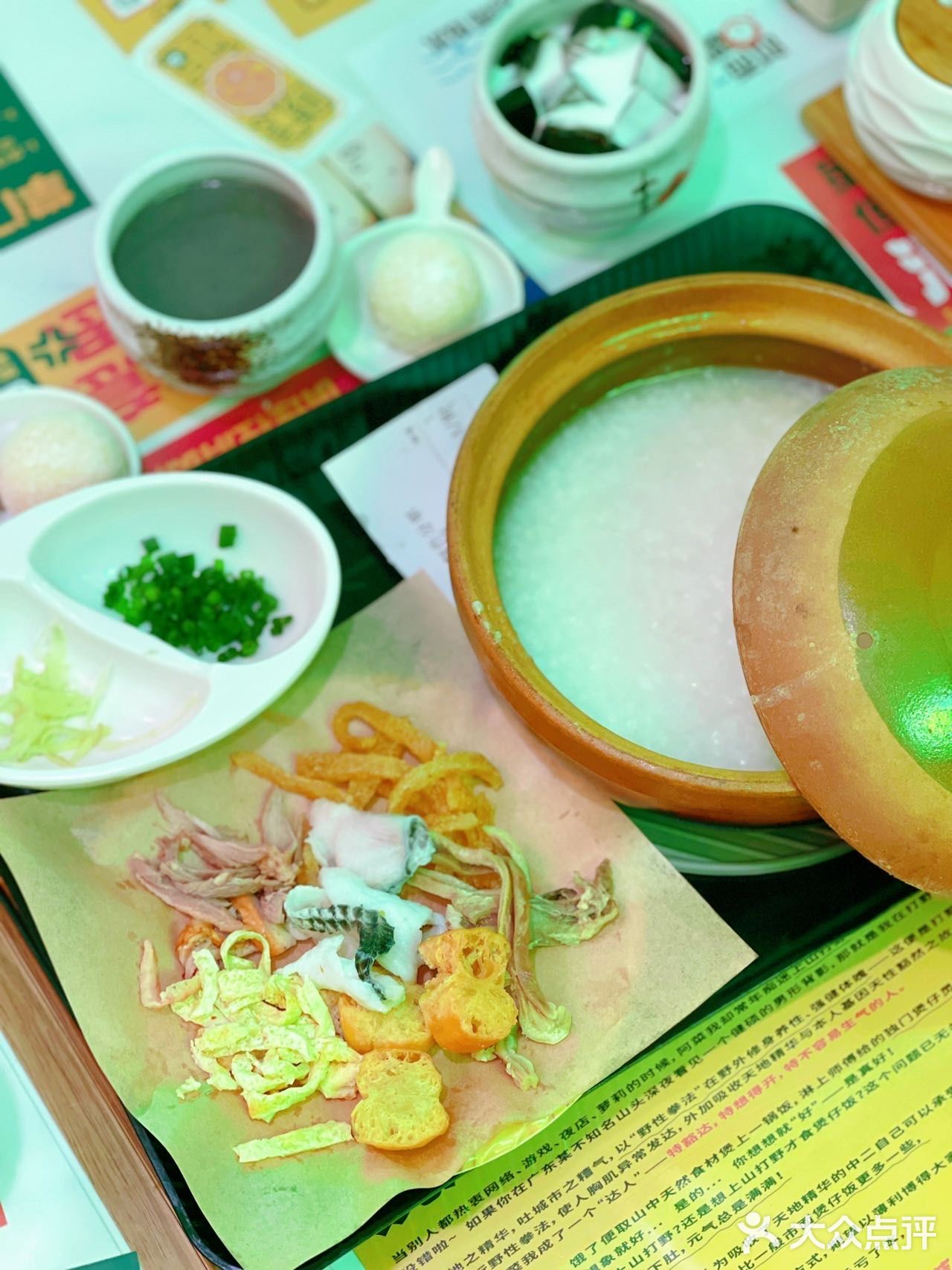 ·煲仔饭菜比饭多，吃起来才过瘾！