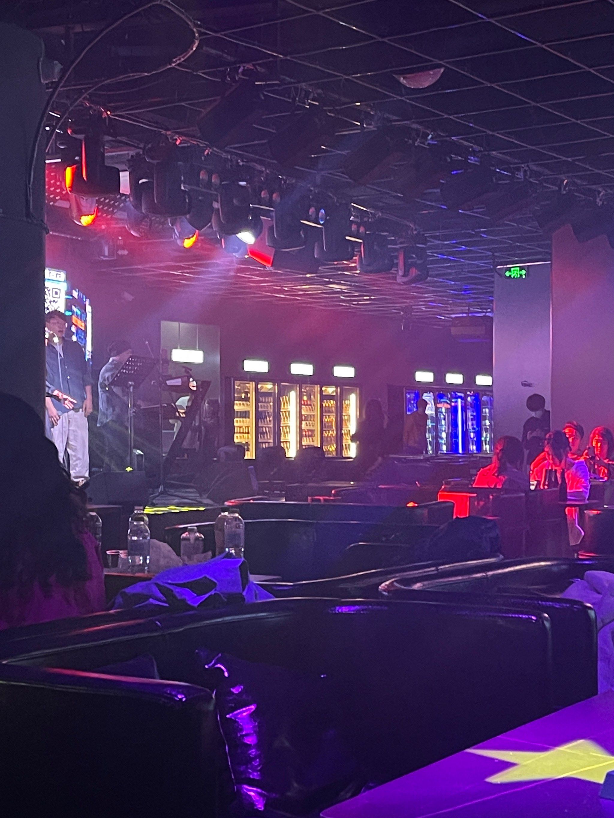 恋爱工作都烦恼love哪有live好—夜潮酒馆