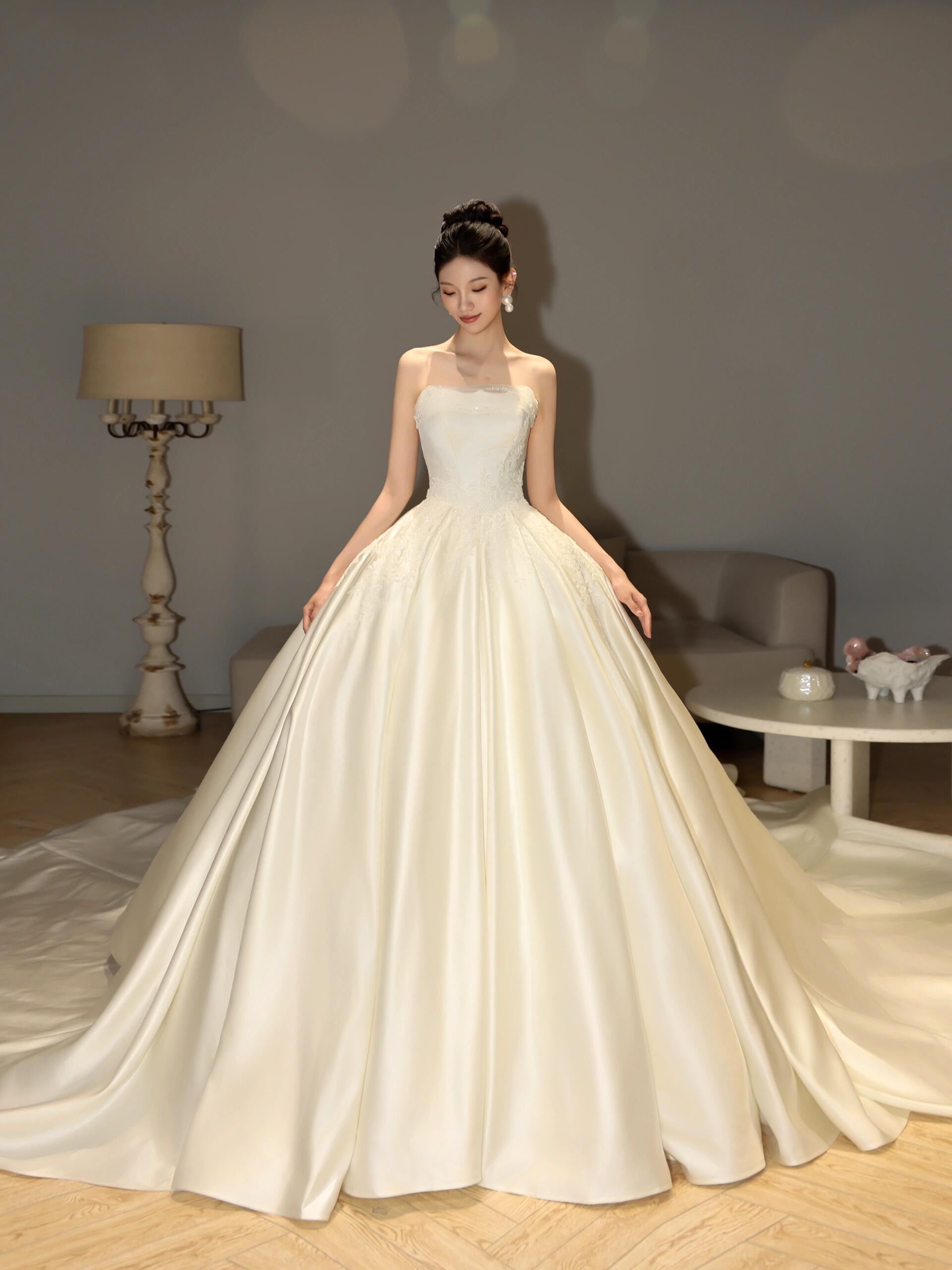 极简的缎面也能穿出不简单的样子