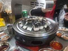 -围炉肉舍•炭烤活鳗•丹东海鲜烤肉(步行街店)