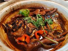 砂锅凤爪焗湖鱼头-周家二小姐的菜(西津渡店)