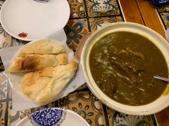 咖喱崩沙牛腩配猪仔包-番茄屋葡式美食(总店)