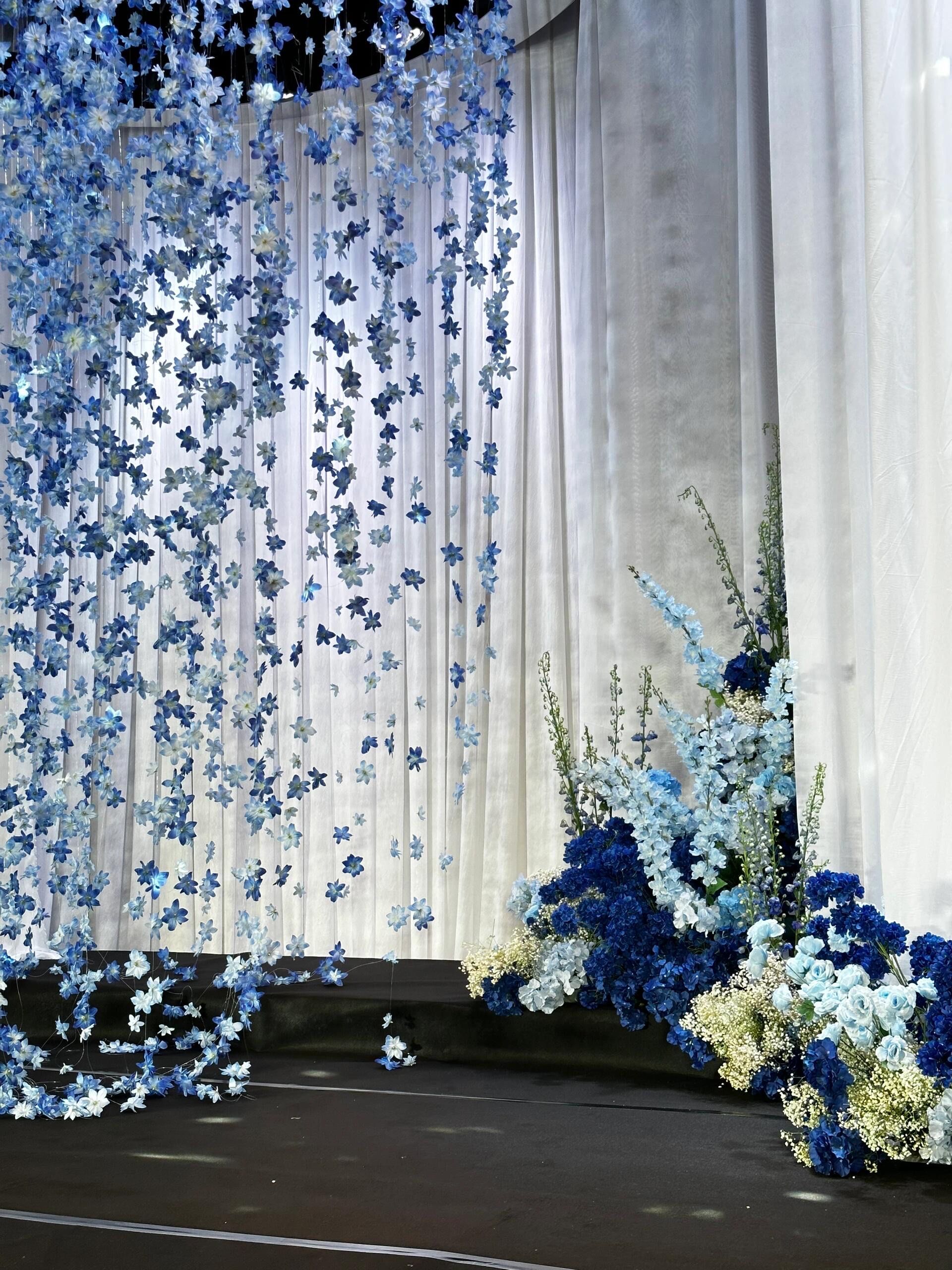 蓝色花串婚礼也很出片