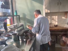 老师傅在打调料-张老五凉粉店(省医院店)