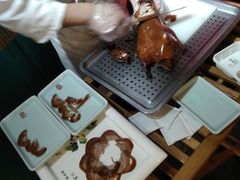 厨师在片鸭子-京味斋·北京烤鸭(华威桥北工大店)
