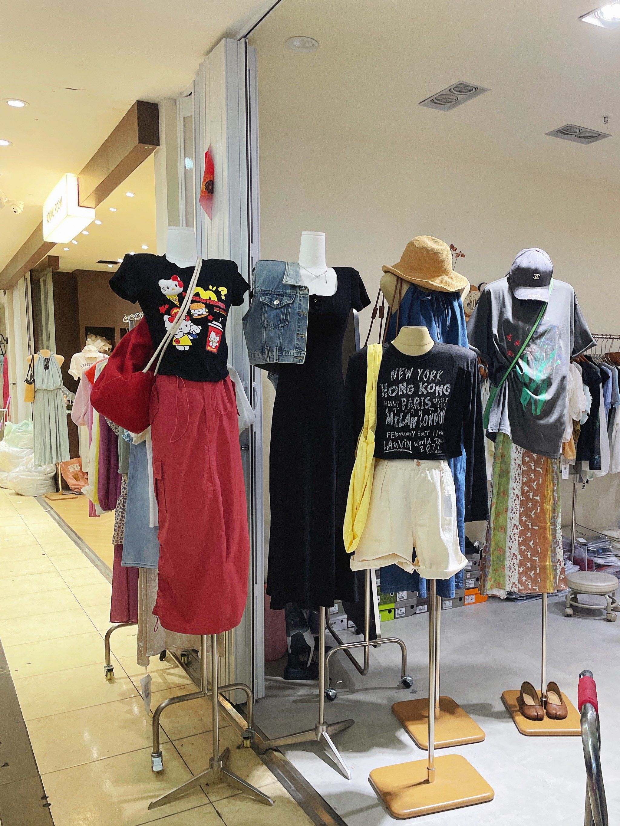 🌈环北服装批发市场可以说是南京最大的服装批发市场了,商场五层高