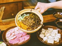 七彩云南拌米线-阿山卓·野生菌火锅·纳西火塘烤肉